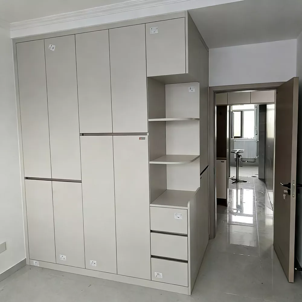 Geurige cederhouten kledingkasten